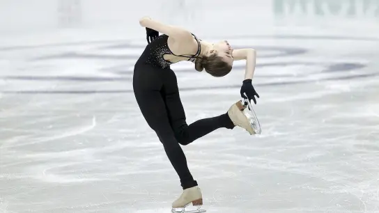 Anastasia Gozhva aus der Ukraine zeigt in Finnland bei der Europameisterschaft für Eiskunstlauf ihr Können. (Foto: Antti H'm'l'inen/Lehtikuva/AP/dpa)