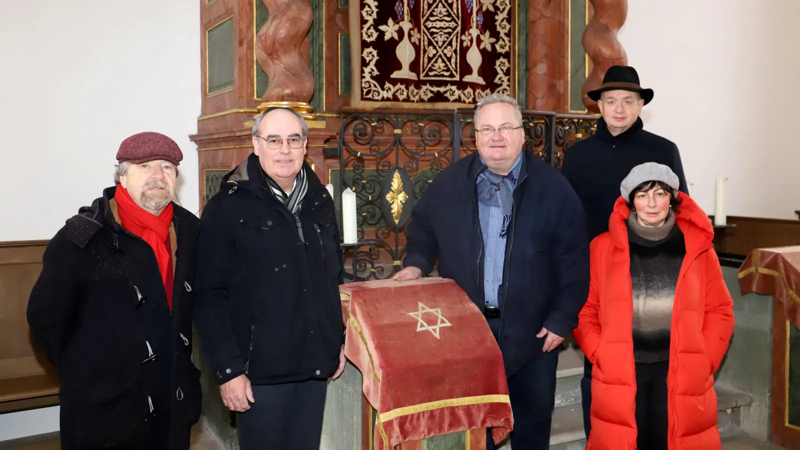 Das Programm der Eröffnungswoche stellten vor (von links): Wolfgang Osiander (Katholische Erwachsenenbildung), Alexander Biernoth (Frankenbund), Pfarrer Dr. Johannes Wachowski (Initiativkreis), Oberbürgermeister Thomas Deffner und Iryna Savchenko (Integrationsbeauftragte der Stadt). (Foto: Oliver Herbst)