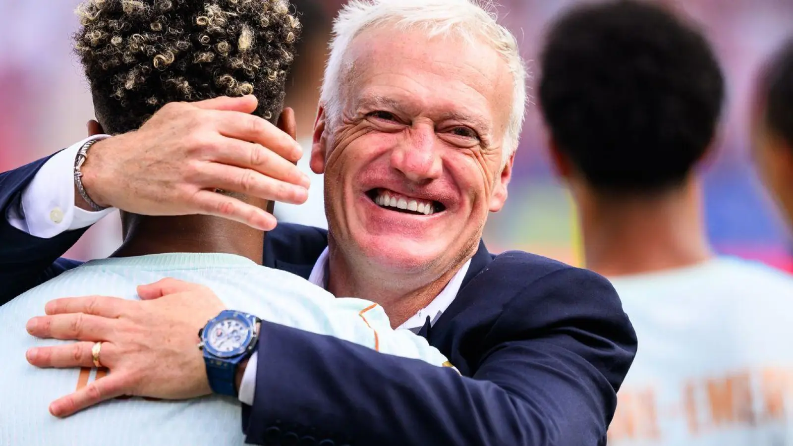 Deschamps herzt Désiré Doué nach dem Halbfinal-Einzug. (Archivbild) (Foto: Tom Weller/dpa)