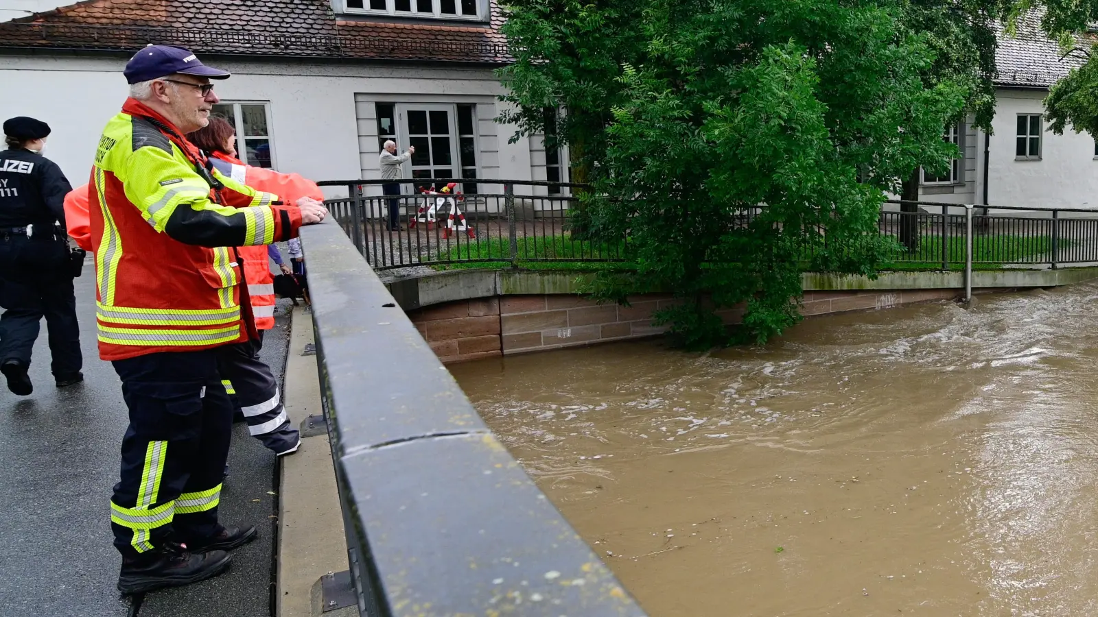 2021 wurde die Stadt, wie hier am Eck der Staatlichen Bibliothek, letztmals von einem Hochwasser getroffen. Schwerstarbeit für die Einsatzkräfte der Feuerwehr.  (Foto: Florian Pöhlmann)