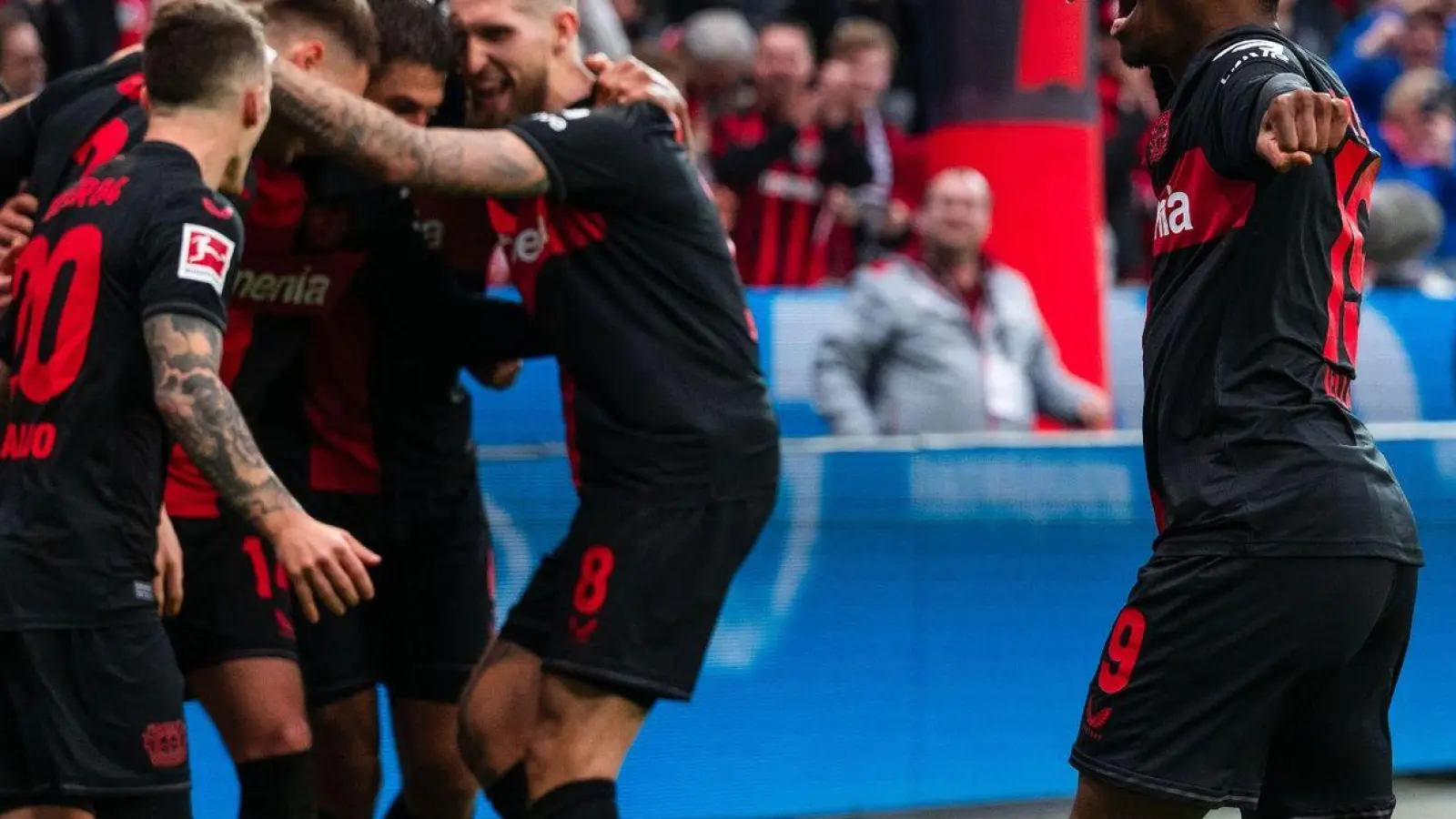 Leverkusens Spieler jubeln nach dem Treffer zum 2:1 gegen Hoffenheim. (Foto: Marius Becker/dpa)