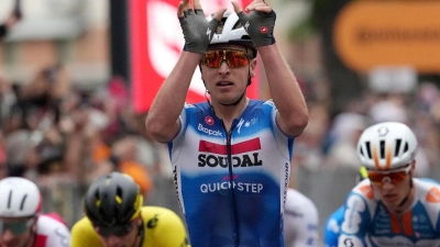Der Belgier Tim Merlier feiert seinen Sieg auf der dritten Etappe des Giro d&#39;Italia. (Foto: Gian Mattia D'Alberto//LaPresse/AP/dpa)