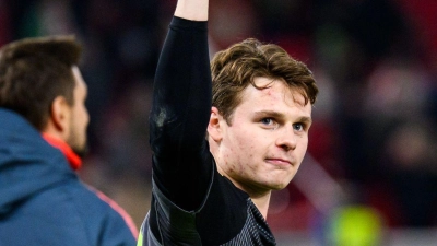 Überzeugte beim Münchner Sieg in Stuttgart: Torwart Jonas Urbig. (Foto: Tom Weller/dpa)