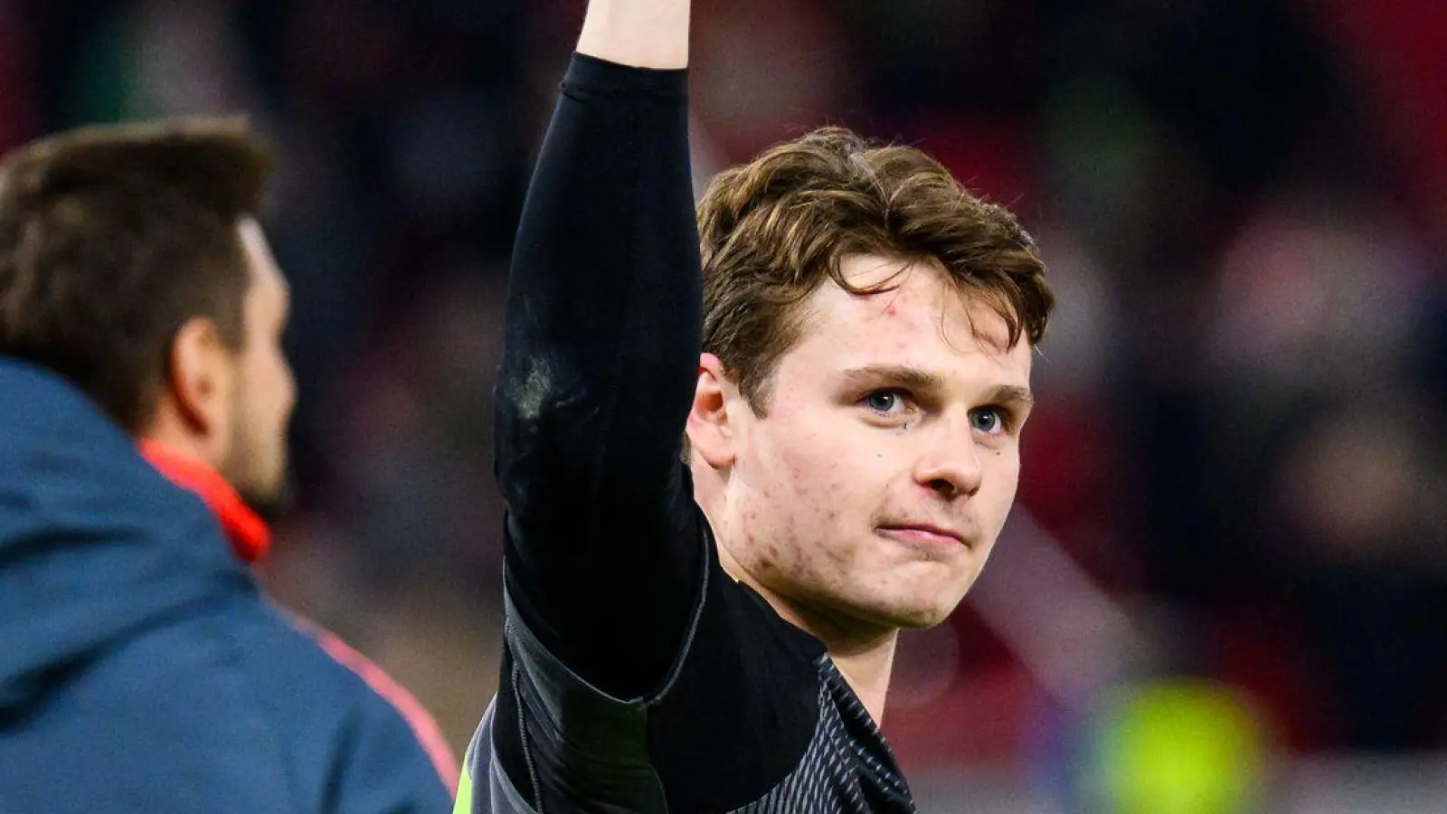 Überzeugte beim Münchner Sieg in Stuttgart: Torwart Jonas Urbig. (Foto: Tom Weller/dpa)