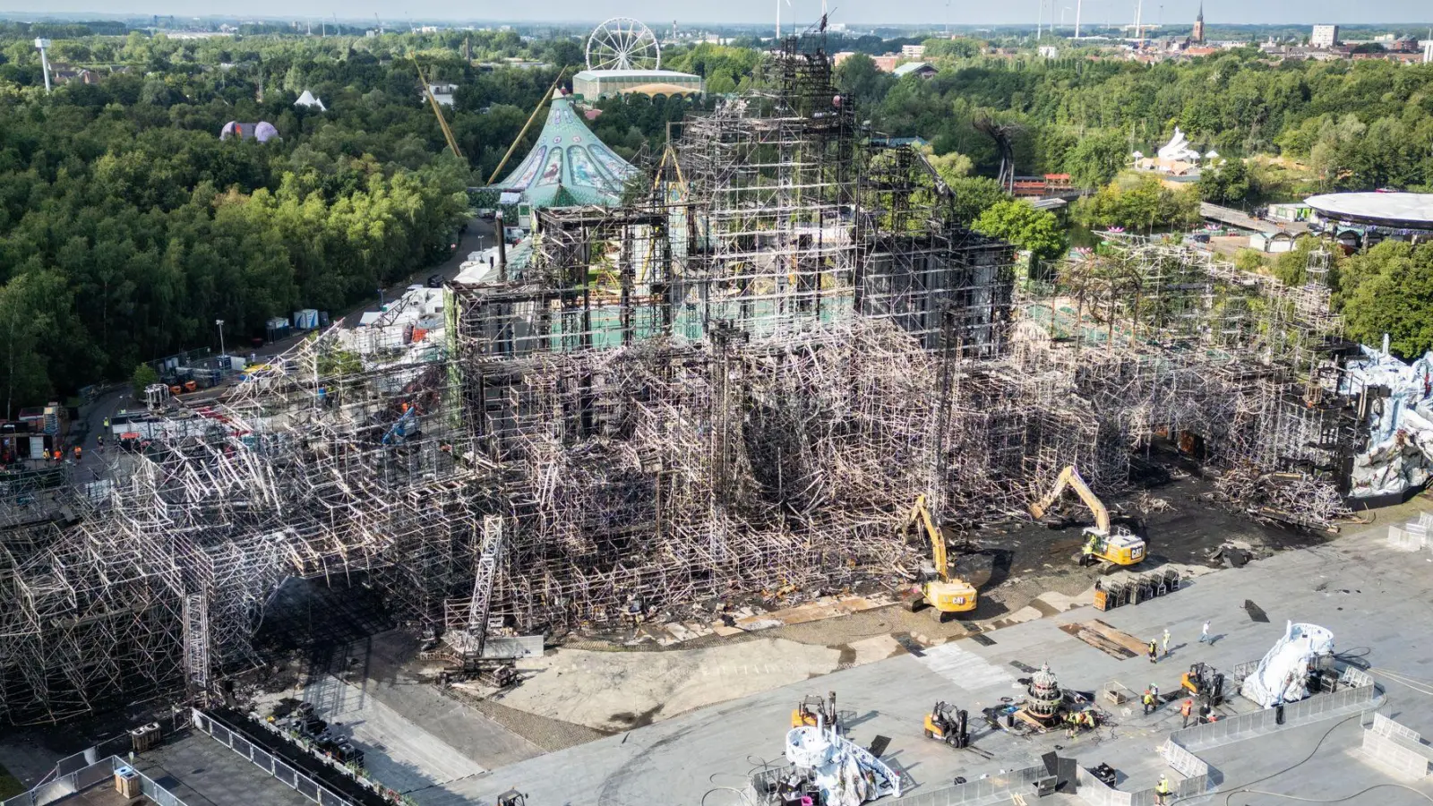 Das Bühnenmaterial bestand laut einer Sprecherin der Feuerwehr zum großen Teil aus Holz. (Foto: Stringer/Belga/dpa)