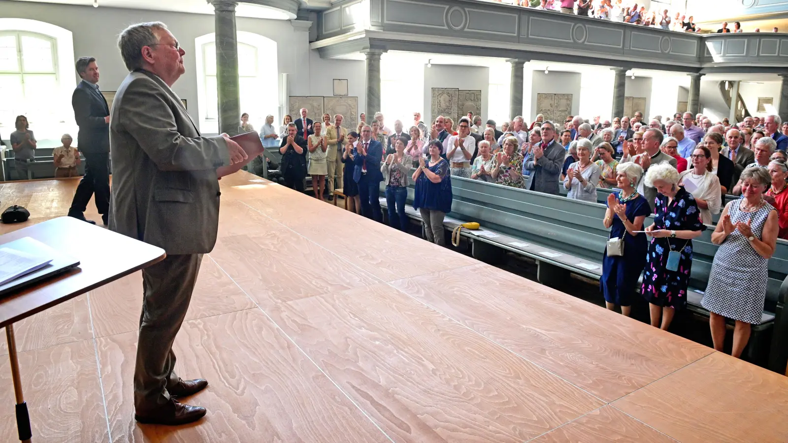 Erhob sich für Dr. Andreas Bomba zum Abschied und applaudierte lange: das Publikum im Orgelkonzert, das der Intendant nach seinen Wünschen zusammengestellt hatte. (Foto: Jim Albright)
