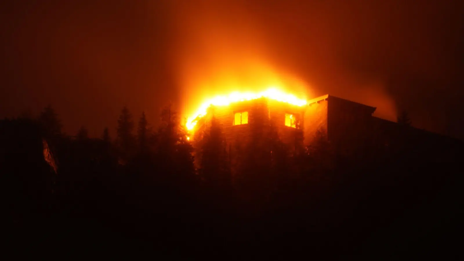 Das Kehlsteinhaus ist bei einem Brand völlig zerstört worden.  (Foto: --/Kilian Pfeiffer/dpa)