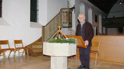Neben seiner langjährigen Funktion als Bezirkschorleiter dirigiert Horst Rittsteiger auch den evangelischen Posaunenchor in Mönchsroth. Bei seinen Einsätzen in der dortigen Dorfkirche St. Oswald und Aegidius postiert der 73-Jährige seinen Notenständer stets am Taufstein.  (Foto: Markus Weinzierl)