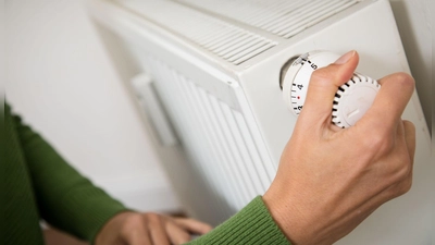Wenn die Heizsaison beginnt, kann man mit ein paar einfachen Handgriffen für mehr Wärme in der Wohnung sorgen. (Foto: Christin Klose/dpa-tmn)