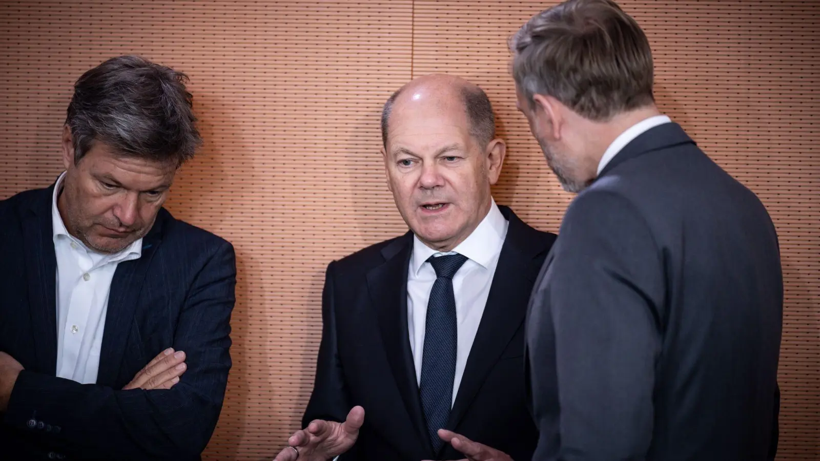 Kanzler Olaf Scholz (M) spricht mit Finanzminister Christian Lindner (r) und Wirtschaftsminister Robert Habeck. (Foto: Michael Kappeler/dpa/Archiv)