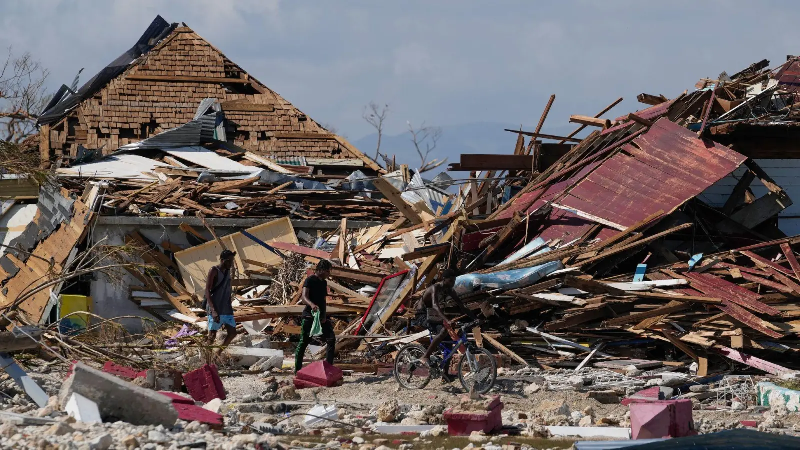 In der Küstenstadt Black River sehe es aus, als sei eine Bombe explodiert, sagte ein Vertreter des Welternährungsprogramms (WFP). (Foto: Matias Delacroix/AP/dpa)