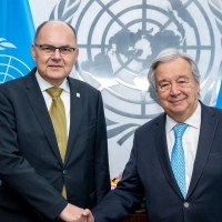 Christian Schmidt aus Obernzenn hat im Laufe seiner Amtszeiten zahlreiche bekannte Persönlichkeiten getroffen, wie hier den Generalsekretär der Vereinten Nationen, António Guterres. (Foto: Vereinte Nationen/Loey Felipe)
