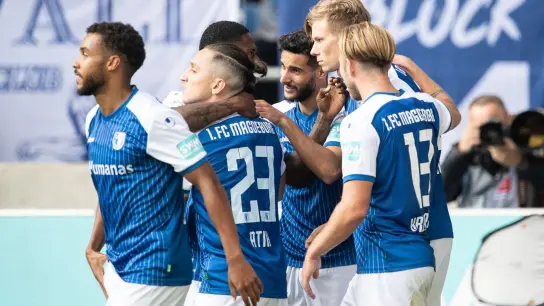 Der 1. FC Magdeburg setzte sich dank Luca Schuler (2.v.r.) gegen Jahn Regensburg durch. (Foto: Swen Pförtner/dpa)