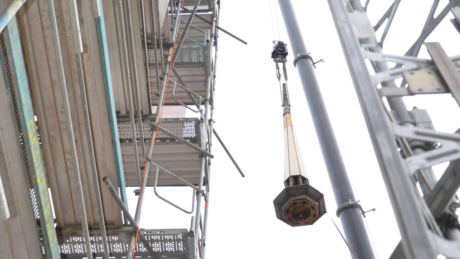 Die historische Kirchturmspitze wurde mit Hilfe eines Krans 40 Meter in die Höhe gehievt. Die Verkleidung wird dann in einem nächsten Schritt angebracht. (Foto: Christa Frühwald)
