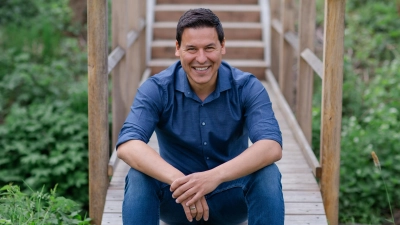 Wünscht Ihnen einen inspirierenden Frühling: Schnelldorfs Bürgermeister Tobias Strauß.  (Foto: Nelli Mayer Photography)