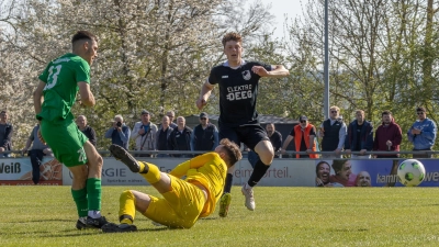 Die Führung für Herrieden: SG-Torjäger Michael Sperr überwindet den Burgoberbacher Torhüter Fynn Rögele, Jonas Härterich (Burgoberbach) bleibt nur die Zuschauerrolle. (Foto: Markus Zahn)