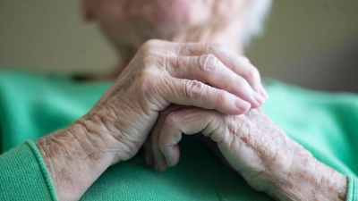 Eine Seniorin faltet ihre Hände. (Foto: Marijan Murat/dpa)