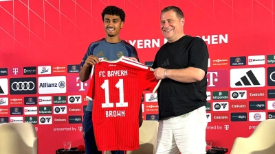 Bayern-Neuzugang Nathaniel Brown (l) und Sportvorstand Max Eberl (r) sprachen über die Bayern-Ziele. (Foto: Christian Kunz/dpa)