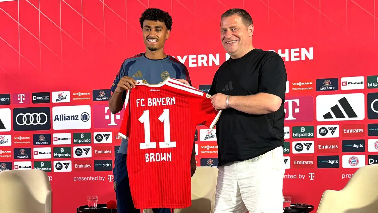 Bayern-Neuzugang Nathaniel Brown (l) und Sportvorstand Max Eberl (r) sprachen über die Bayern-Ziele. (Foto: Christian Kunz/dpa)