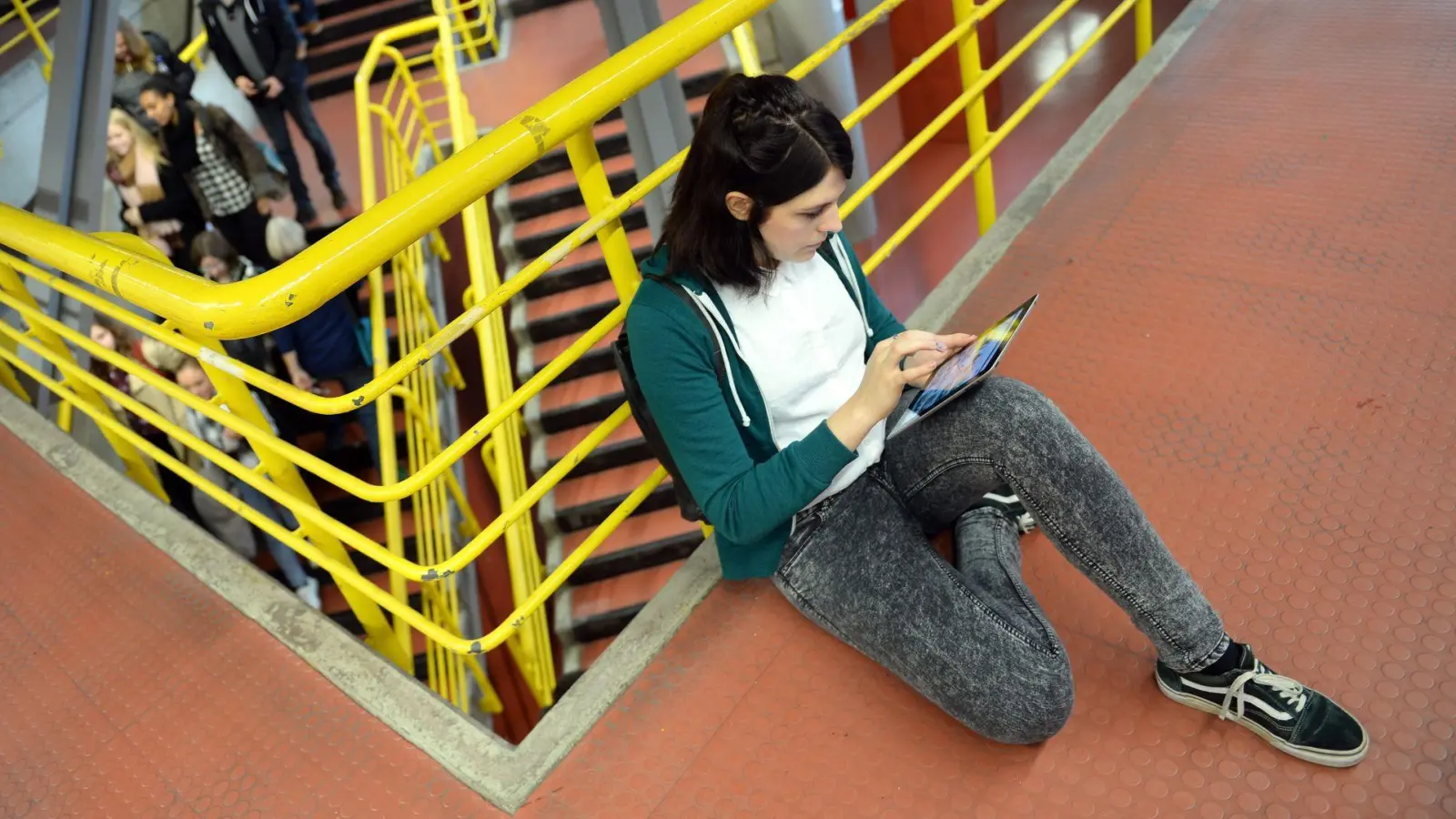 Damit sich Studierende im ersten Semester schnell zurechtfinden, bieten viele Hochschulen Unterstützung an. (Foto: Felix Kästle/dpa-tmn)
