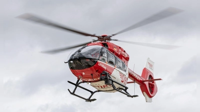 Ein Rettungshubschrauber bringt einen Schwerverletzten nach einem Unfall mit einer Kreissäge ins Krankenhaus. (Symbolbild) (Foto: Daniel Karmann/dpa)