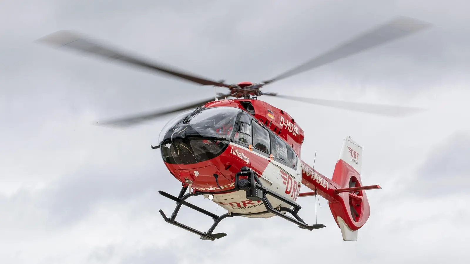 Ein Rettungshubschrauber bringt einen Schwerverletzten nach einem Unfall mit einer Kreissäge ins Krankenhaus. (Symbolbild) (Foto: Daniel Karmann/dpa)