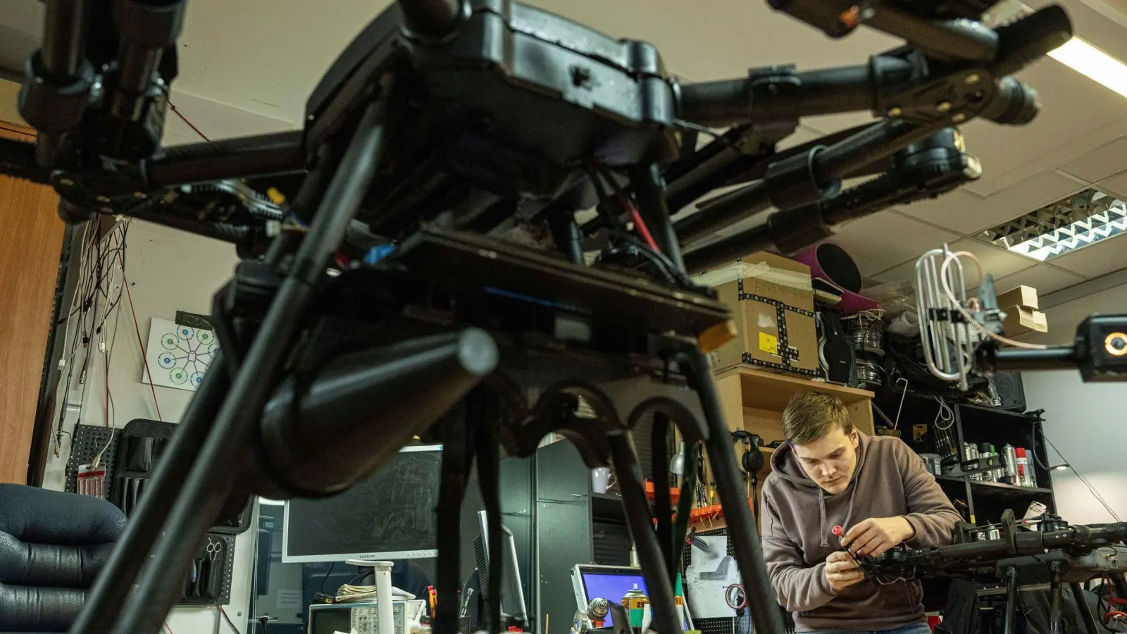 Ukrainische Kampfdrohnen greifen russische Militärflughäfen an. (Archivbild) (Foto: Evgeniy Maloletka/AP/dpa)