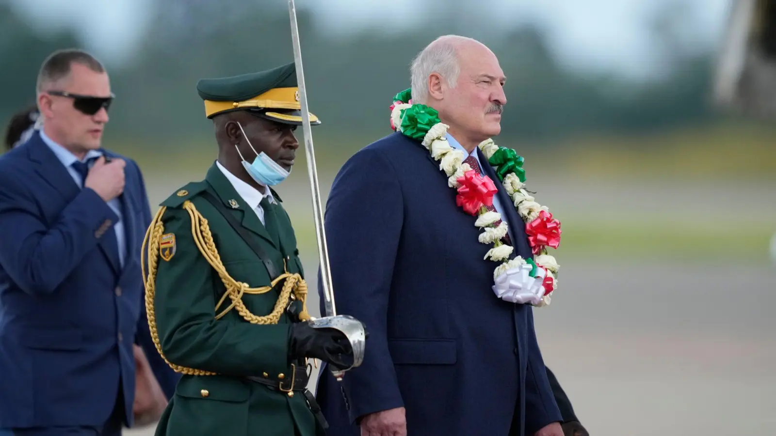 Besuch in Simbabwe: Der belarussische Präsident Alexander Lukaschenko (r) kommt auf dem internationalen Flughafen Robert Mugabe in Harare an. (Foto: Tsvangirayi Mukwazhi/AP/dpa)