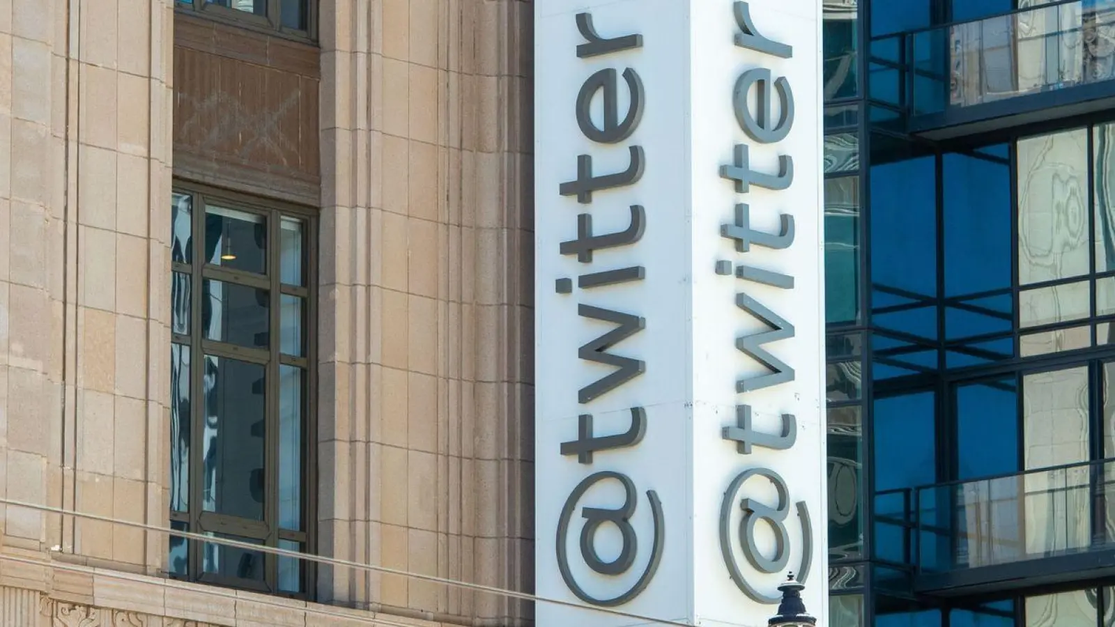 Das einstige Logo von Twitter am Hauptquartier des Kurznachrichtendienstes in San Francisco. (Foto: Andrej Sokolow/dpa)