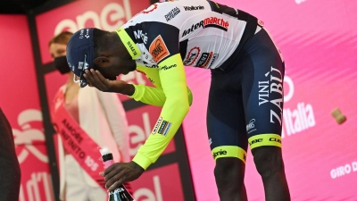 Biniam Girmay hatte sich nach seinem Etappensieg auf dem Podium den Korken des Siegersektes ins Auge geschossen. (Foto: Massimo Paolone/LaPresse/AP/dpa)