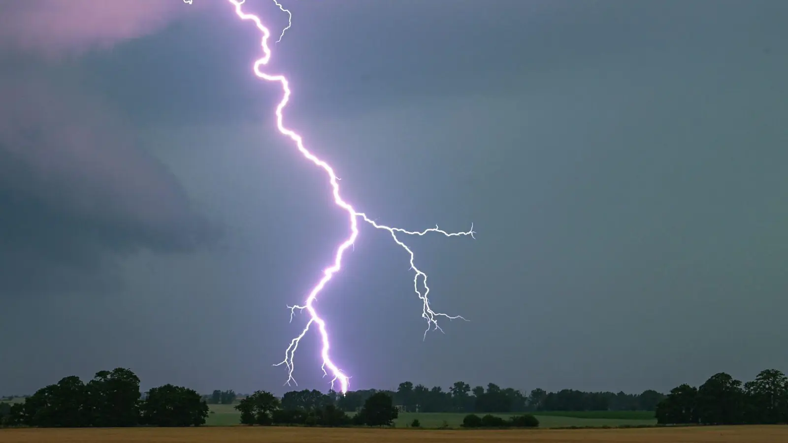 Am Mittwoch werden Gewitter in Deutschland erwartet. (Symbolbild) (Foto: Patrick Pleul/dpa)