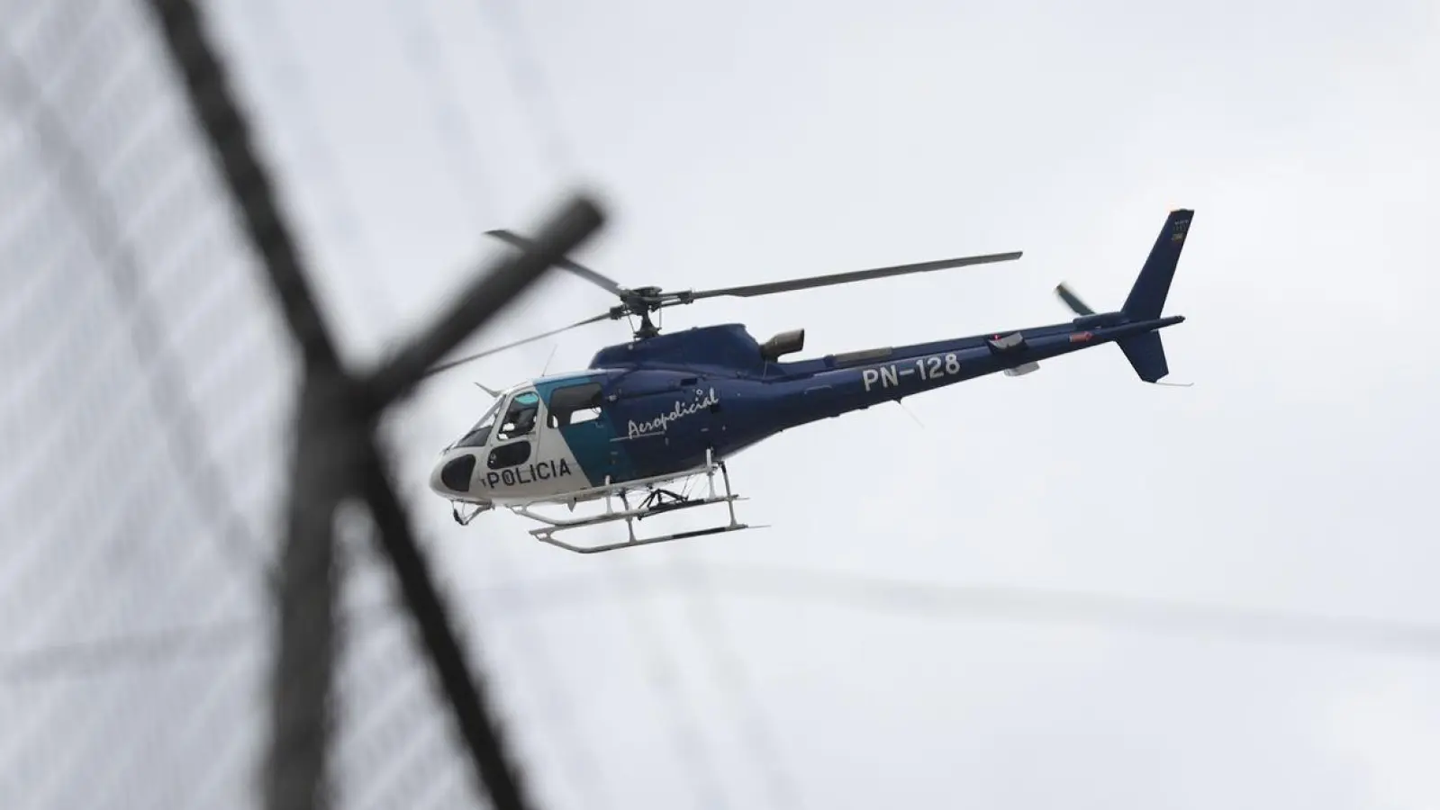 Ein Hubschrauber fliegt über dem Zaun des Gefängnisses Inca im Norden von Quito. (Foto: Juan Diego Montenegro/dpa)