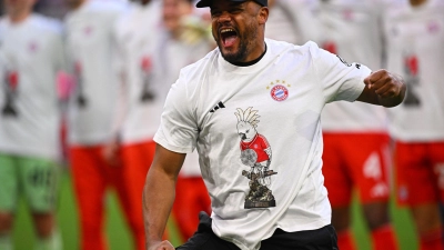 Vincent Kompany geht nach der gewonnenen Meisterschaft aus sich heraus. (Foto: Tom Weller/dpa)