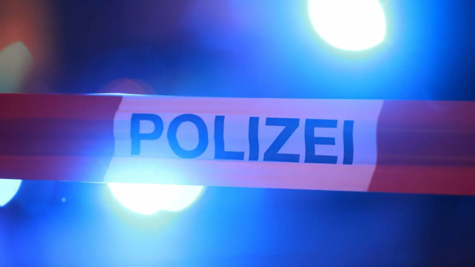 Ein Mann ist bei einem Verkehrsunfall in Niederbayern gestorben. (Symbolbild) (Foto: David Young/dpa)