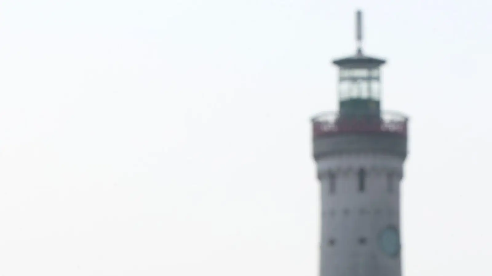 Die Skulptur des bayerischen Löwens und der Leuchtturm, die die Hafeneinfahrt von Lindau (Bayern) markierenk, stehen am 03.04.2017 hinter Frühlingsblumen. (Foto: Karl-Josef Hildenbrand/dpa/Archivbild)