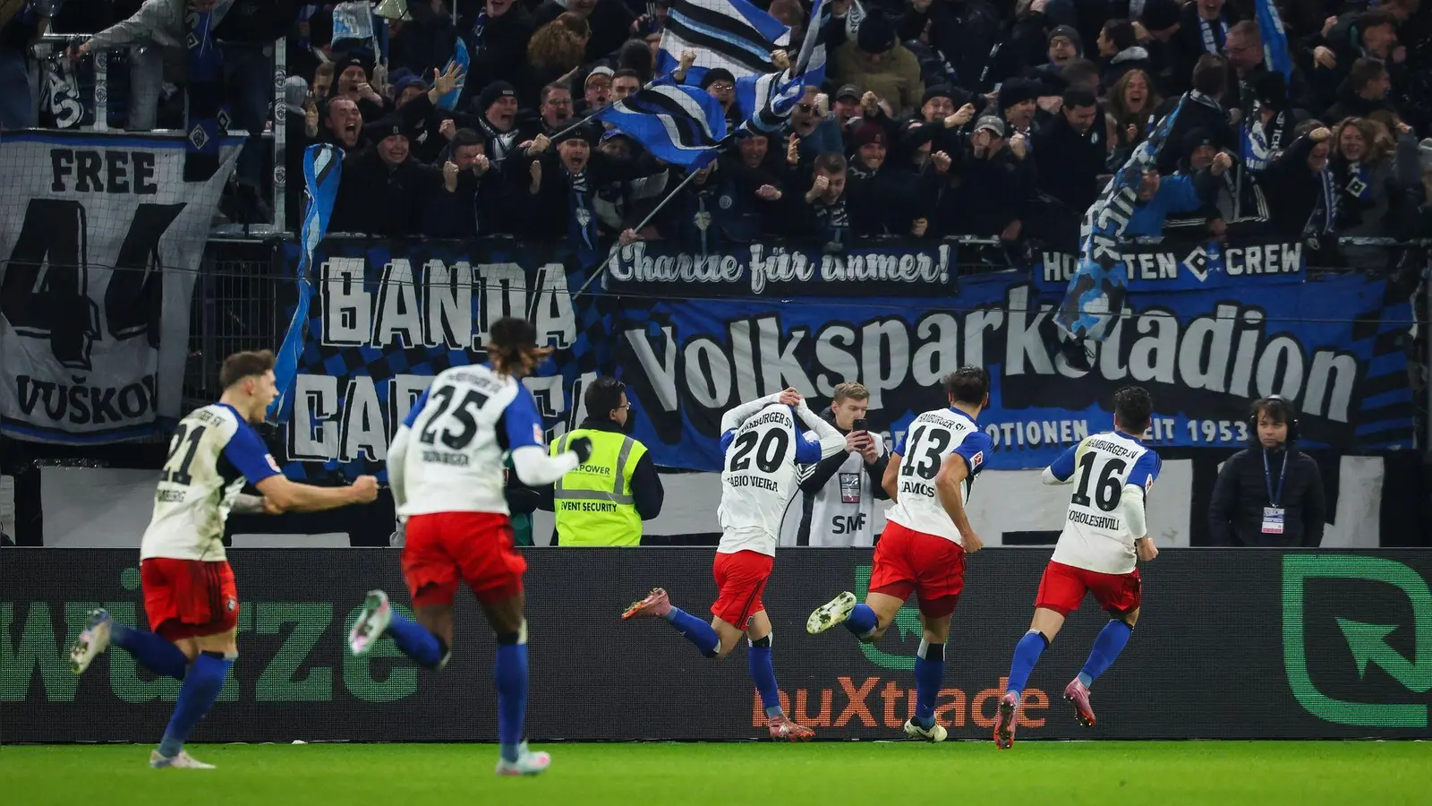 Fabio Vieira (Rückennummer 20) traf in der Nachspielzeit zum umjubelten Siegtreffer. (Foto: Christian Charisius/dpa)