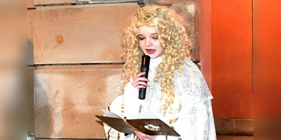 Als erste Amtshandlung wird Christkind Jule am Freitag um 17 Uhr am Marktplatz den Prolog vortragen. An den Adventssamstagen wird sie außerdem in Neustadt unterwegs sein. (Foto: Gudrun Schwarz-Köhler)