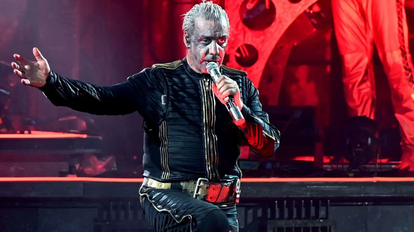 Till Lindemann, Frontsänger von Rammstein, steht während eines Konzerts auf der Bühne. (Foto: Malte Krudewig/dpa/Archivbild)