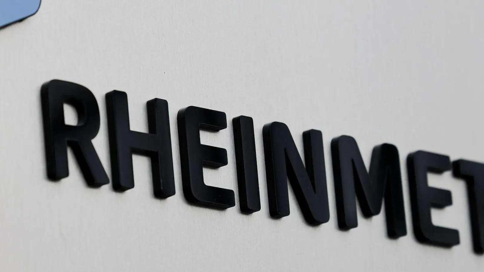 Das Rheinmetall Logo auf dem Rheinmetall Gebäude in Düsseldorf. (Foto: David Young/dpa)