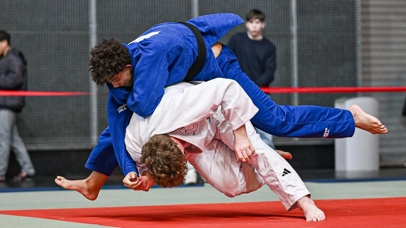 Samuel Bischoff (unten) im Halbfinale mit einem Schulterwurf-Ansatz. (Foto: Jonas Löffler)