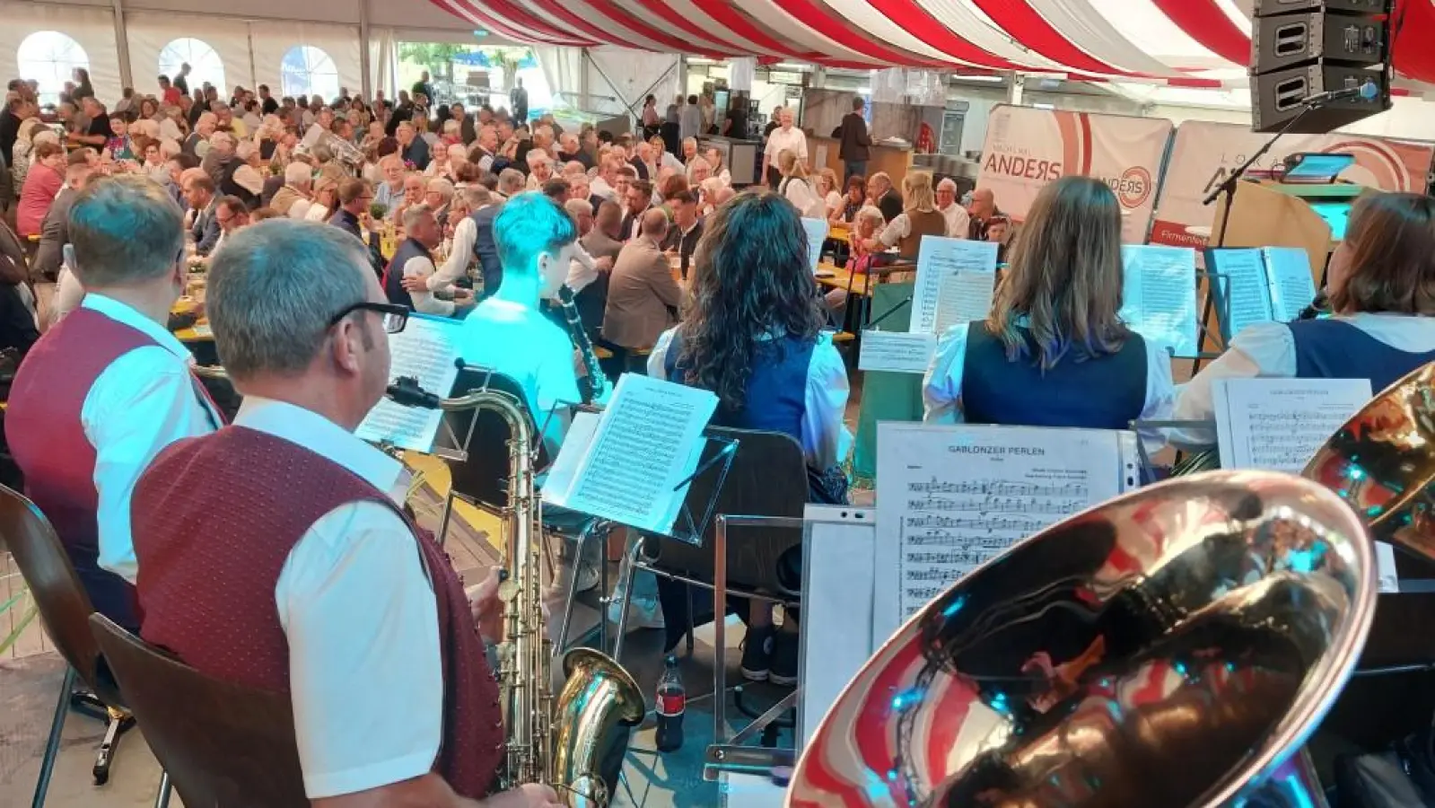 Die Stadtkapelle Bad Windsheim begleitete den Bürgermeisterfrühschoppen zur Kerwa traditionell mit zünftiger Blasmusik. (Foto: Katrin Merklein)