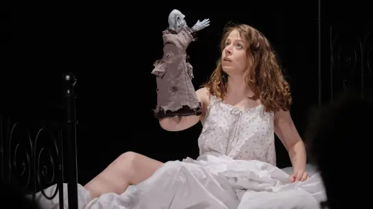 Durchlebt den Alptraum einer Puppenspielerin: Sarah Wissner in ihrem Figurentheaterstück „The Dark Trullala“, mit dem sie in der Figurentheaterreihe des Ansbacher Theaters zu Gast war. (Foto: Martin Stumpf)
