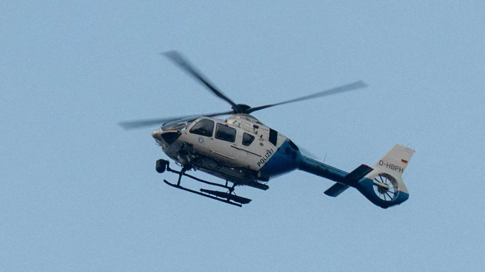 Auch ein Polizeihubschrauber war bei der Suche nach dem Wanderer im Einsatz. (Symbolbild) (Foto: Armin Weigel/dpa)