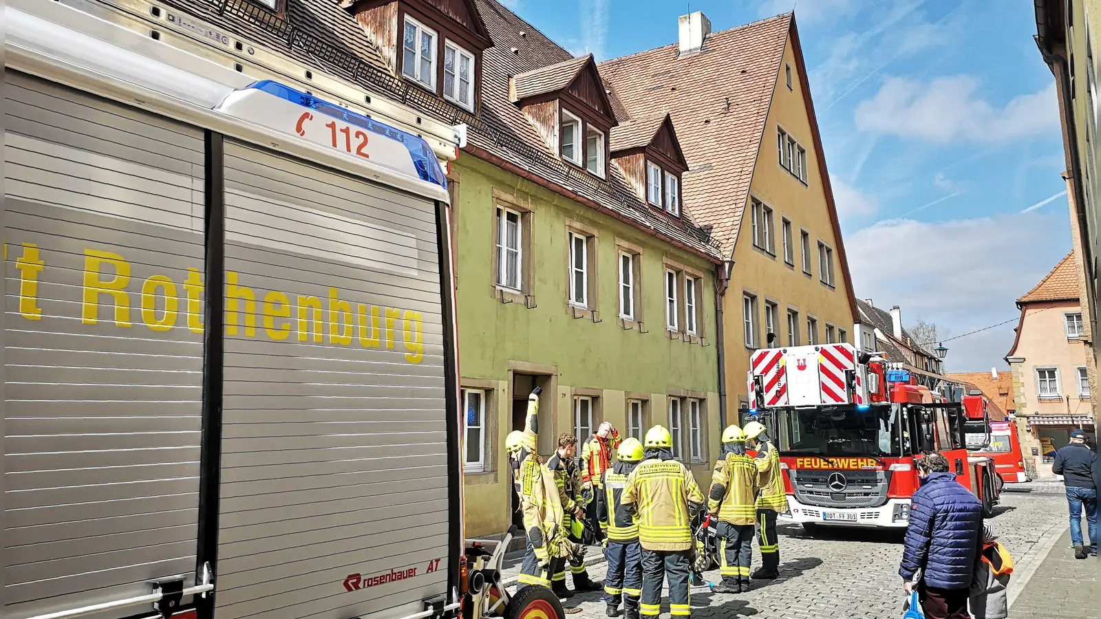 Mit mehreren Fahrzeugen und rund 25 Kräften war die Feuerwehr vor Ort. Die Auswirkungen der Rauchentwicklung in dem Haus in der Rosengasse (grüne Fassade) hielten sich aber in Grenzen. (Foto: Jürgen Binder)