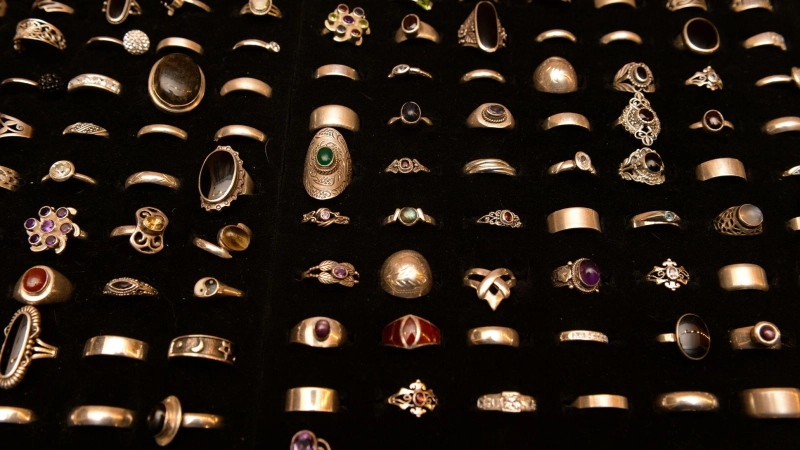 Wer für ein Event einen echten Hingucker sucht, kann zugunsten der Nachhaltigkeit Goldschmuck auch leihen oder mieten. (Foto: Felix Hörhager/dpa/dpa-tmn)