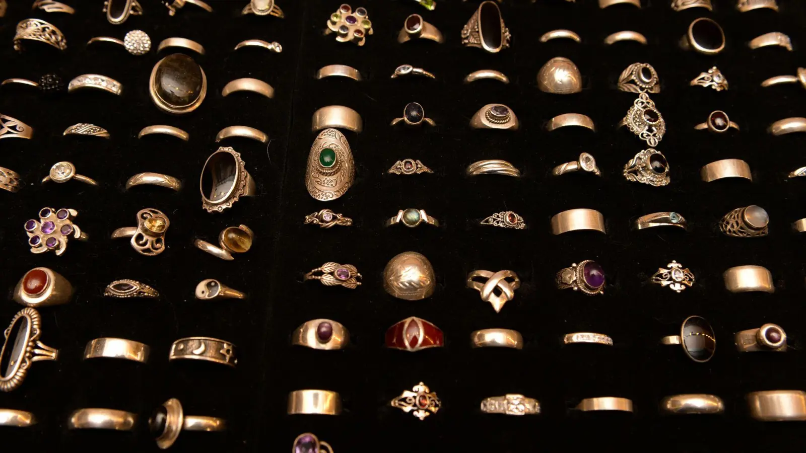 Wer für ein Event einen echten Hingucker sucht, kann zugunsten der Nachhaltigkeit Goldschmuck auch leihen oder mieten. (Foto: Felix Hörhager/dpa/dpa-tmn)