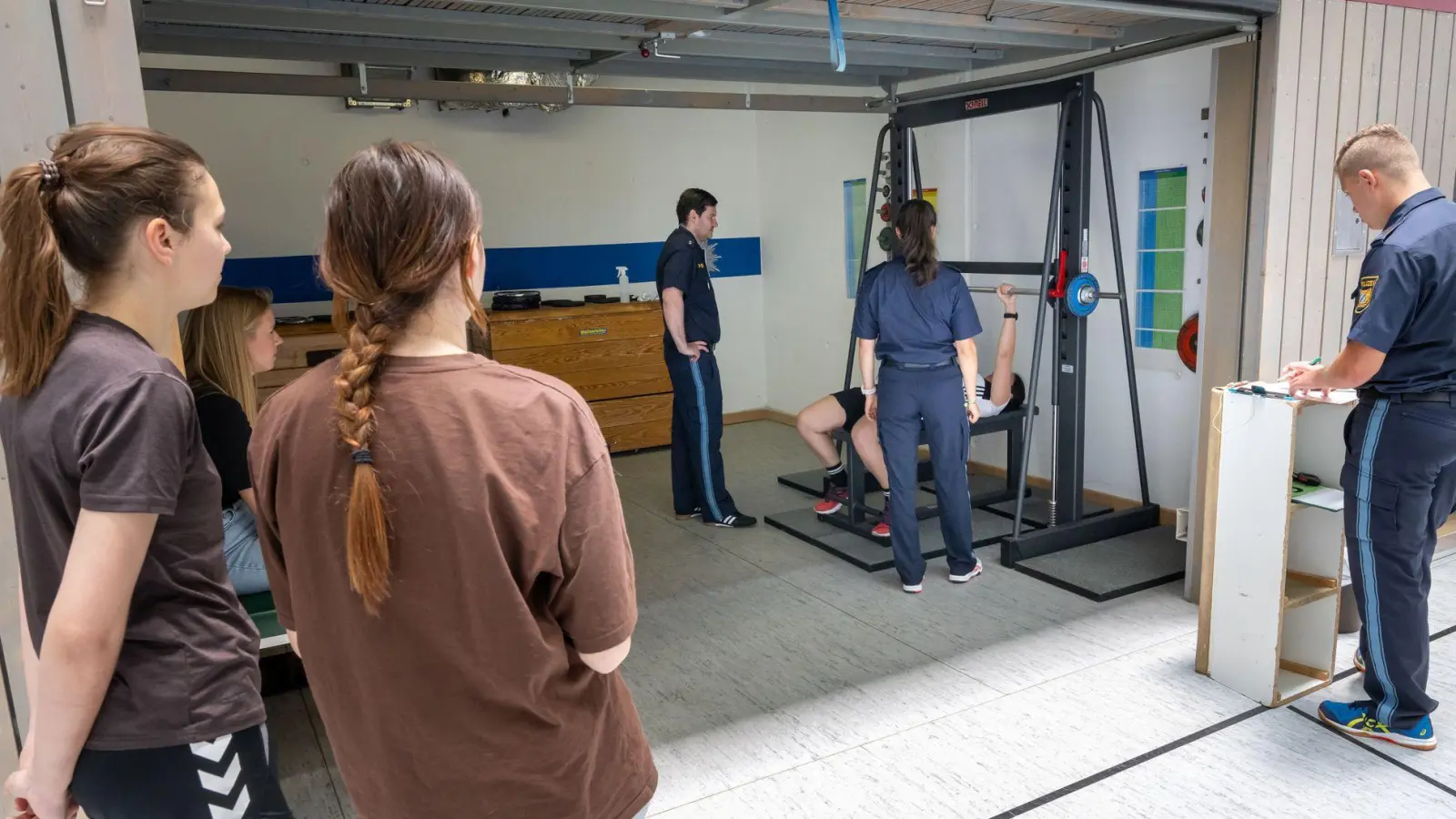 Wer zur bayerischen Polizei will, muss aktuell mindestens 17 Jahre alt sein. (Archivbild) (Foto: Peter Kneffel/dpa)
