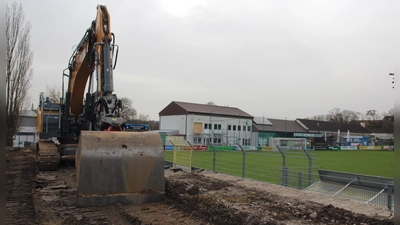 Vorarbeiten sind bei der Spielvereinigung schon gelaufen. Alle Beteiligten gehen davon aus, das kommende Woche die Baugenehmigung vorliegt und dann das Projekt richtig losgehen kann. (Foto: Robert Maurer)