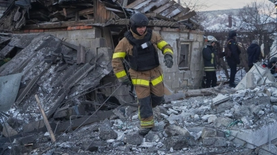 Russische Bomben trafen ein Viertel mit Einfamilienhäusern in Charkiw.  (Foto: Andrii Marienko/AP/dpa)