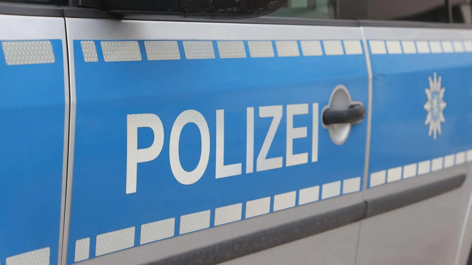 Der Polizei war wegen einer mutmaßlichen Bombendrohung im Einsatz. (Symbolbild) (Foto: Bodo Schackow/dpa)